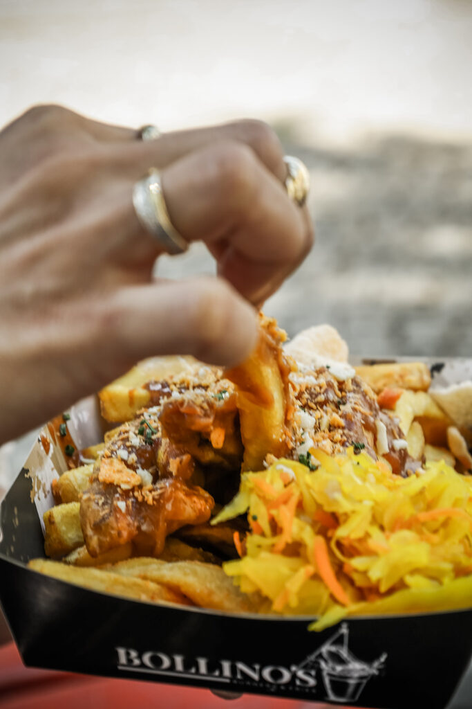 Een bak vol met friet en toppings